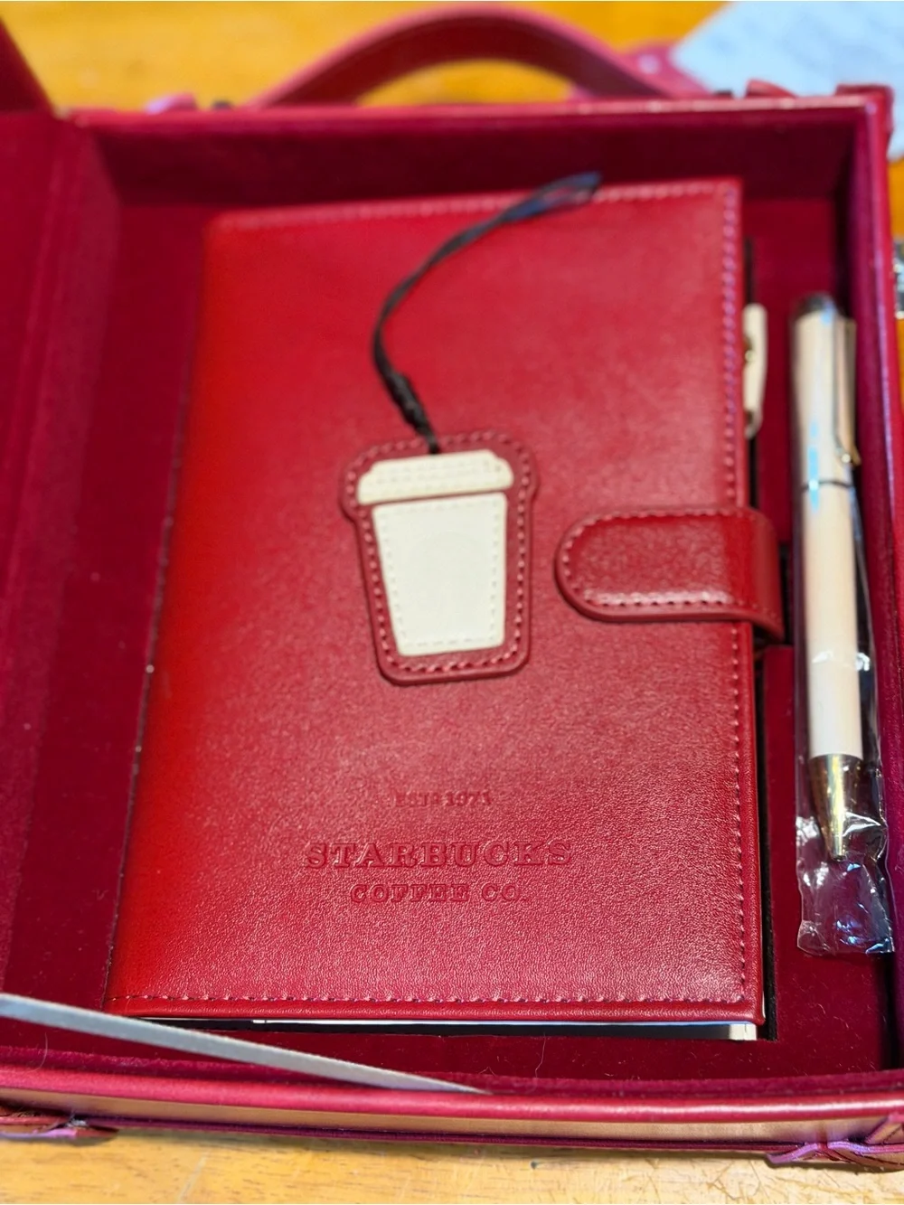*RARE* STARBUCKS Planner in carrying case with xtras🔥